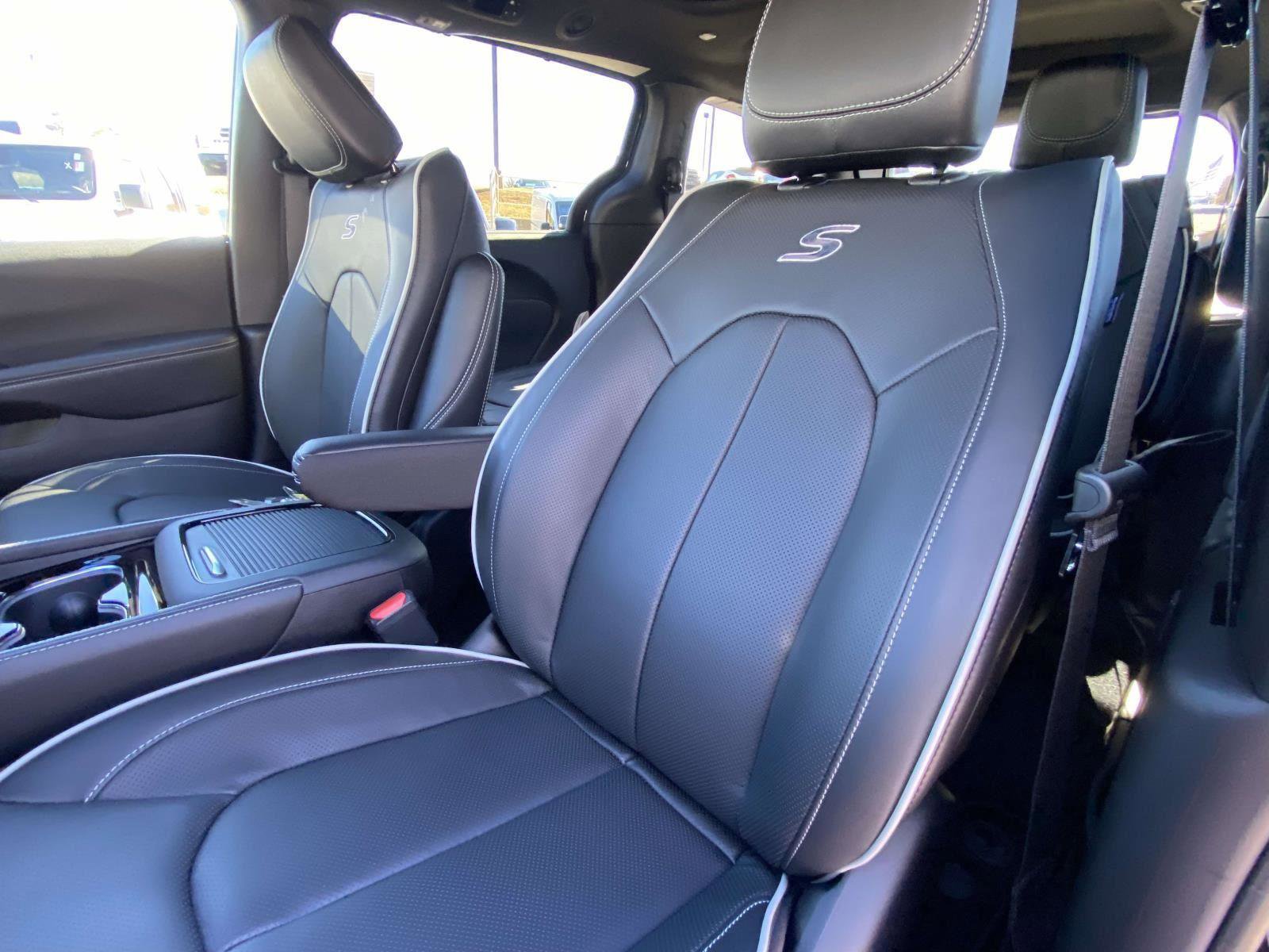 New 2026 Chrysler Pacifica Limited w/ S Appearance Package FWD image 10