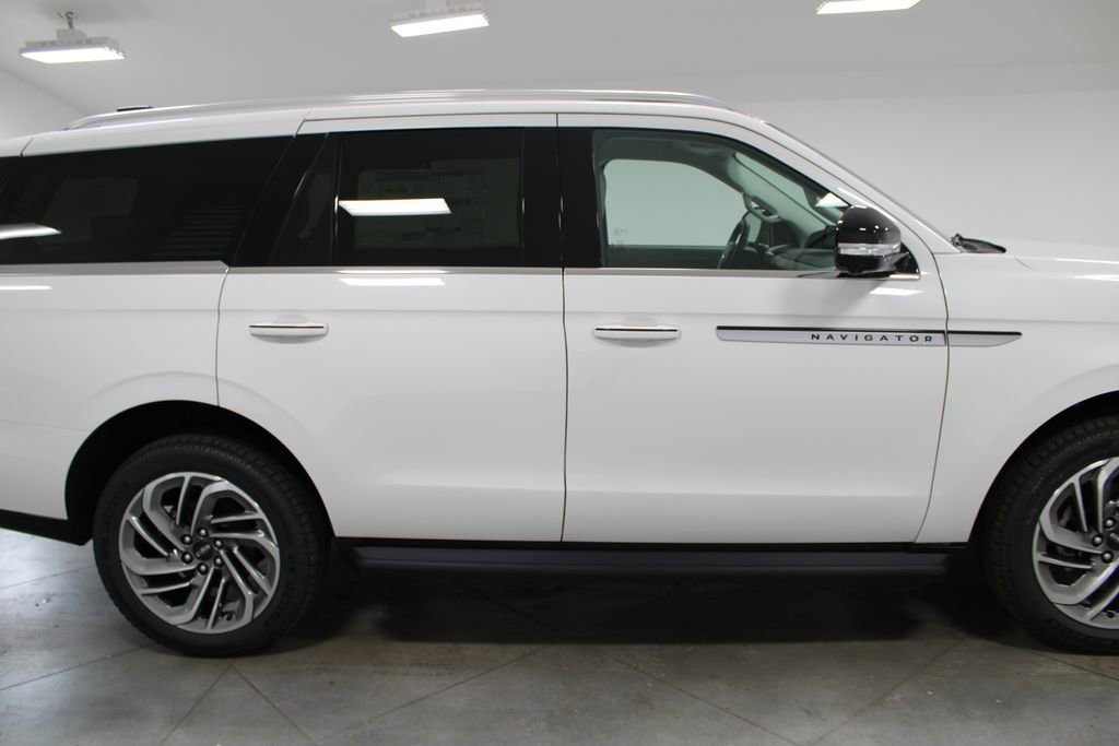 New 2026 Lincoln Navigator Premier AWD/4WD image 10