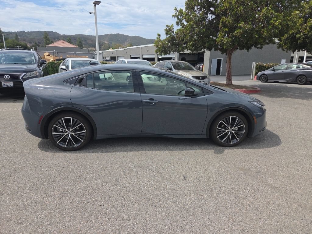 Used 2024 Toyota Prius XLE FWD image 6