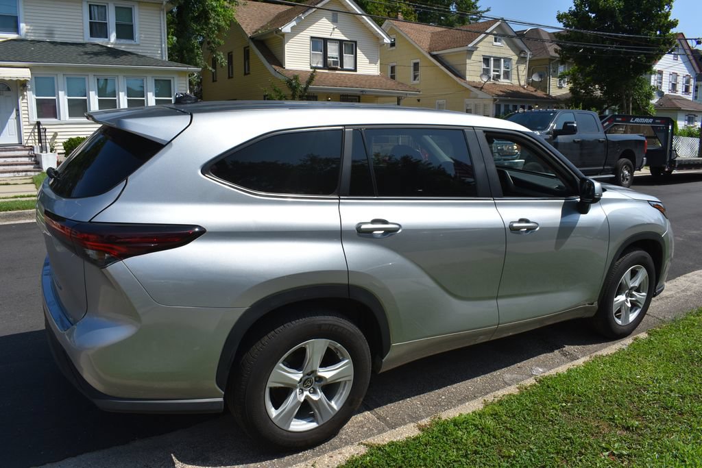 Used 2025 Toyota Highlander LE FWD image 5
