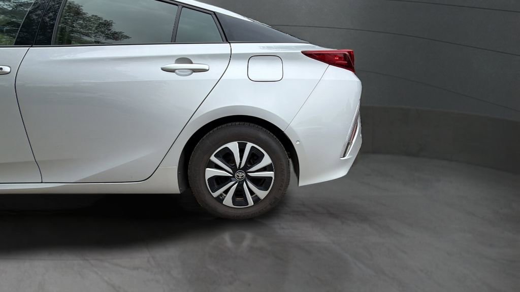 Used 2018 Toyota Prius Prime Advanced FWD image 32