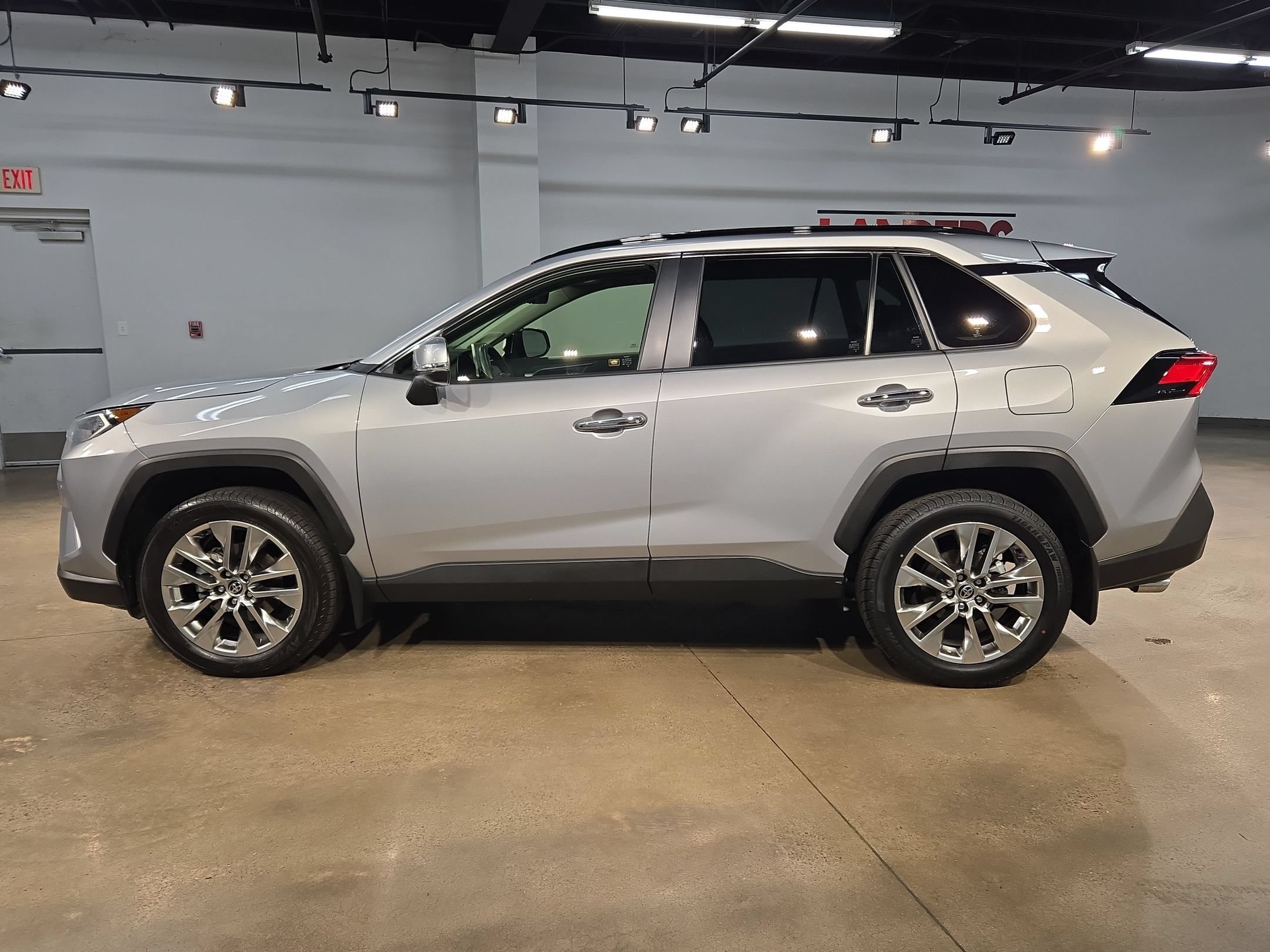 Used 2021 Toyota RAV4 Limited AWD/4WD image 4