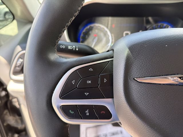 Used 2023 Chrysler Pacifica Touring-L FWD image 17