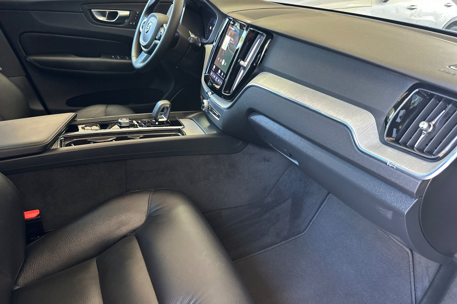 Certified 2025 Volvo XC60 B5 Plus AWD/4WD image 19