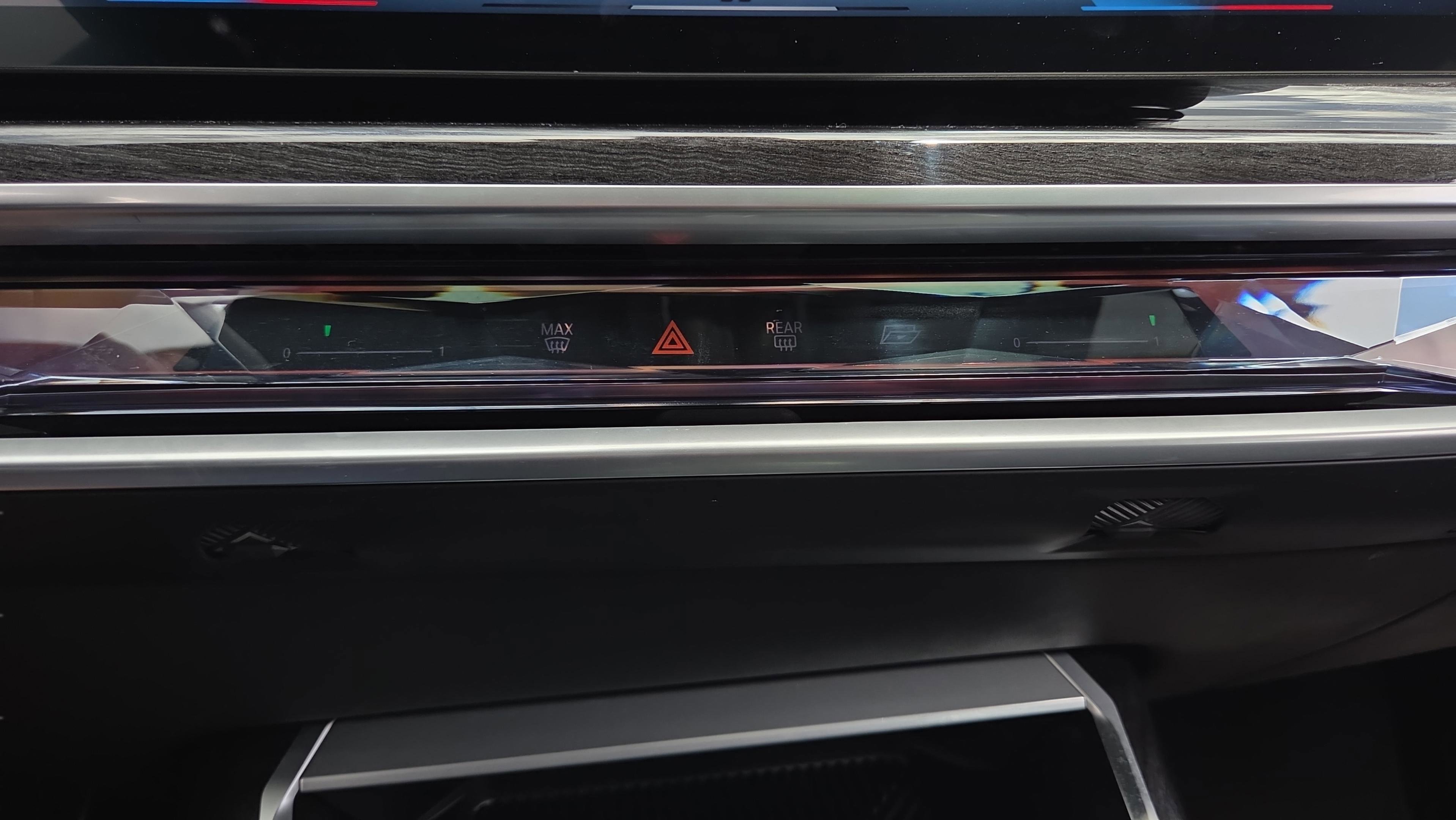 Used 2026 BMW 750e xDrive w/ Luxury Rear Seating Package AWD/4WD image 35