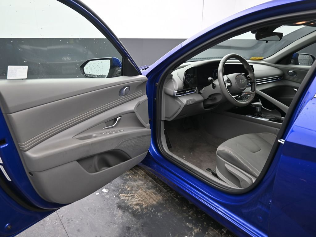 Used 2025 Hyundai Elantra SEL image 17