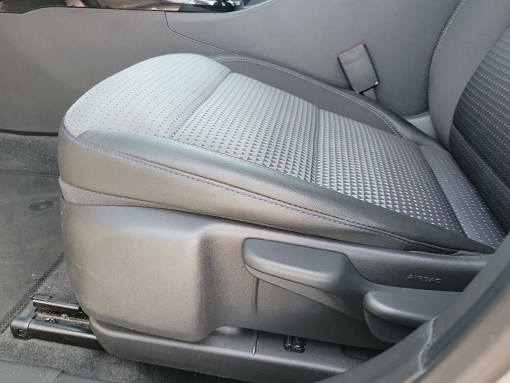 Used 2025 Chevrolet Trax LT w/ LT Convenience Package FWD image 12
