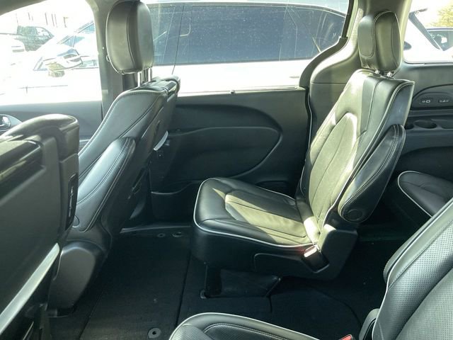 Used 2022 Chrysler Pacifica Limited w/ Uconnect Theater Family Group image 5