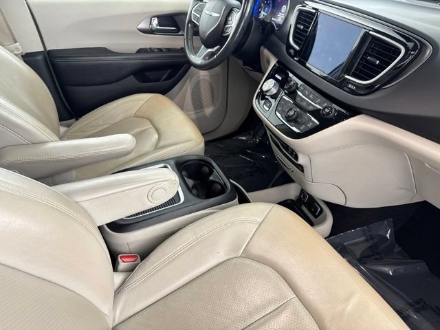 Used 2020 Chrysler Pacifica Touring-L Plus w/ Tire & Wheel Group FWD image 24