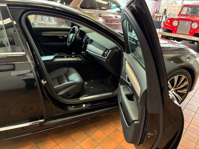 Used 2023 Volvo S90 B6 Plus image 29