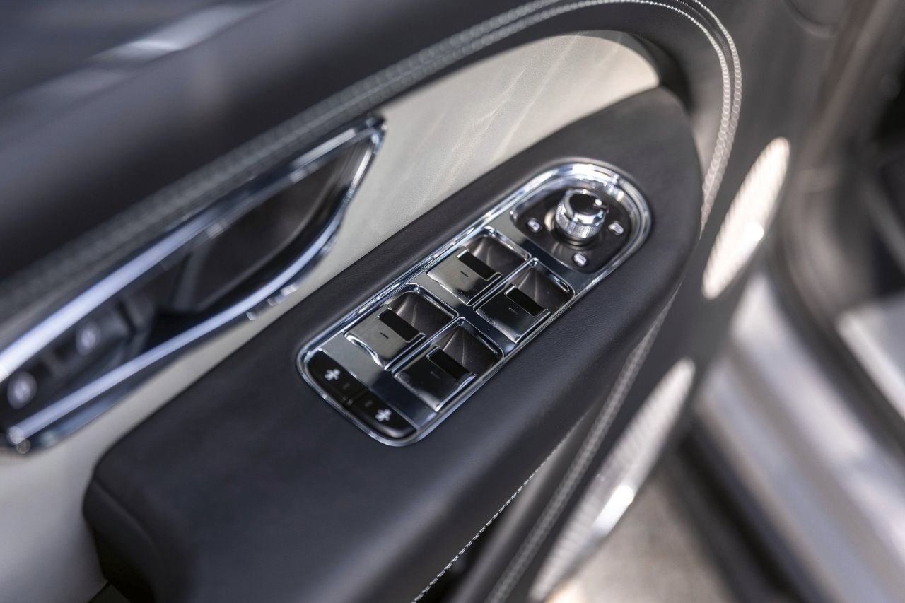 Used 2025 Bentley Bentayga AWD/4WD image 45