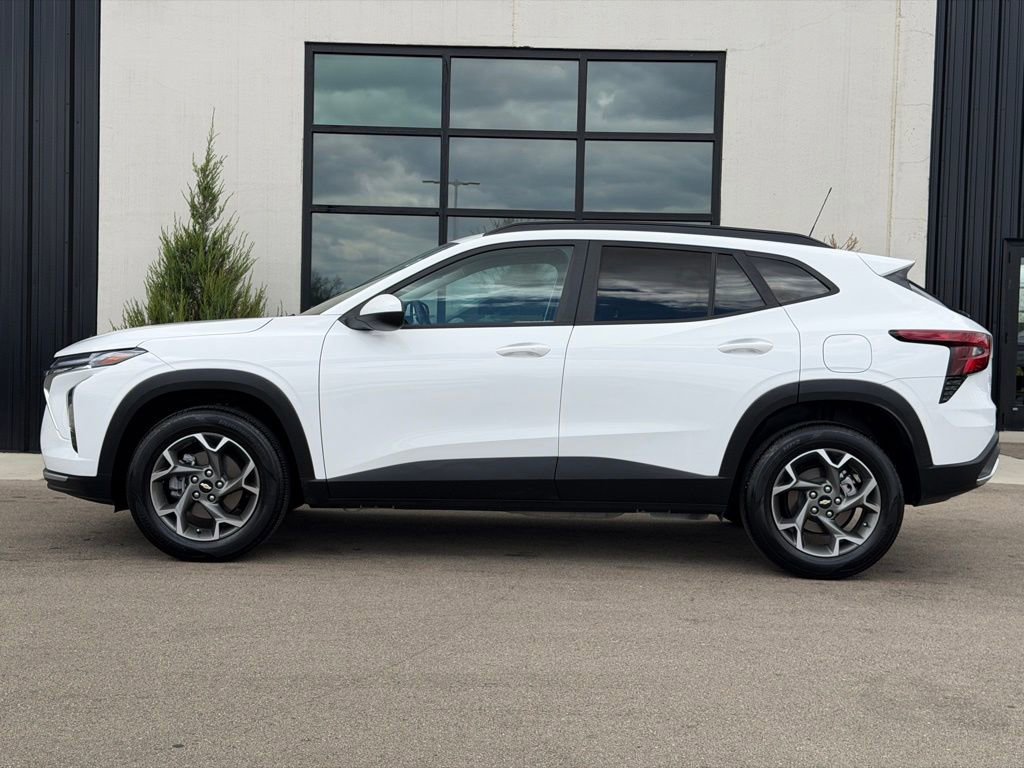 Used 2025 Chevrolet Trax LT w/ LT Convenience Package FWD image 2