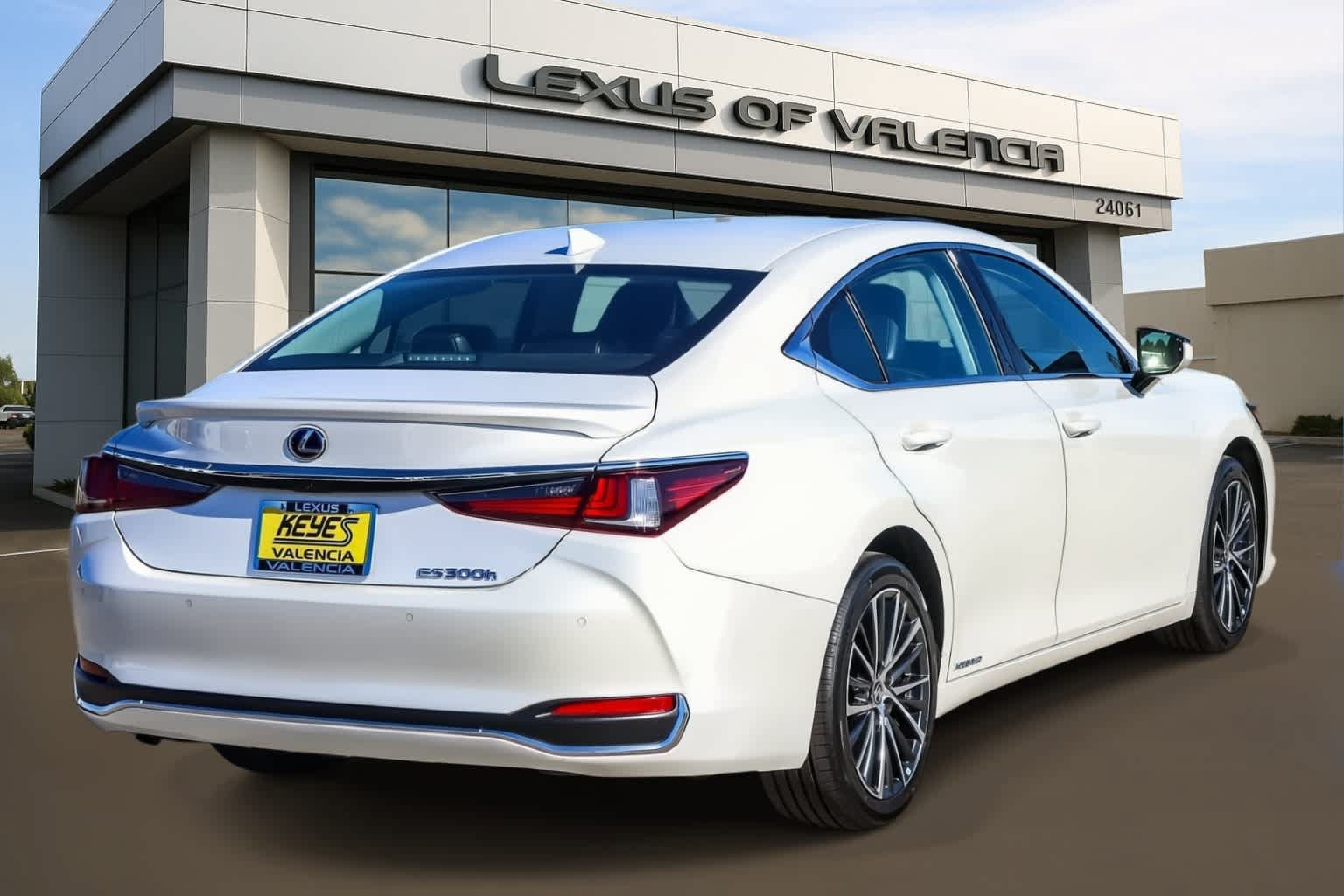 Used 2022 Lexus ES 300h w/ Premium Package FWD image 4