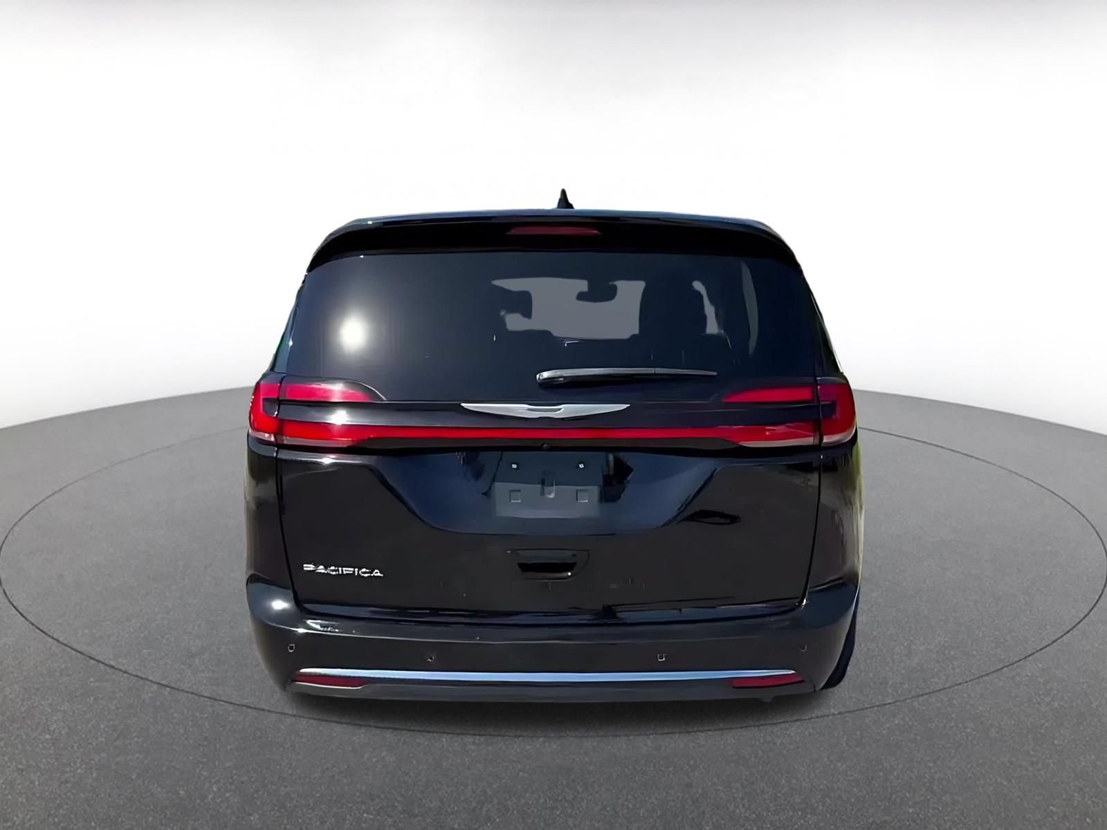Used 2024 Chrysler Pacifica Touring-L FWD image 12