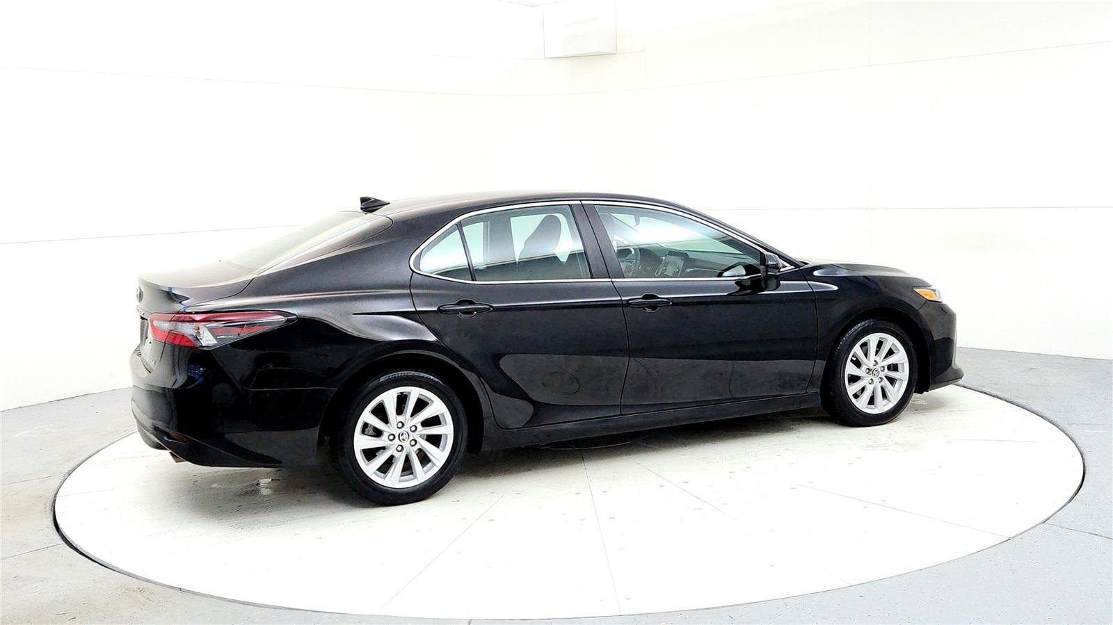 Used 2022 Toyota Camry LE image 6