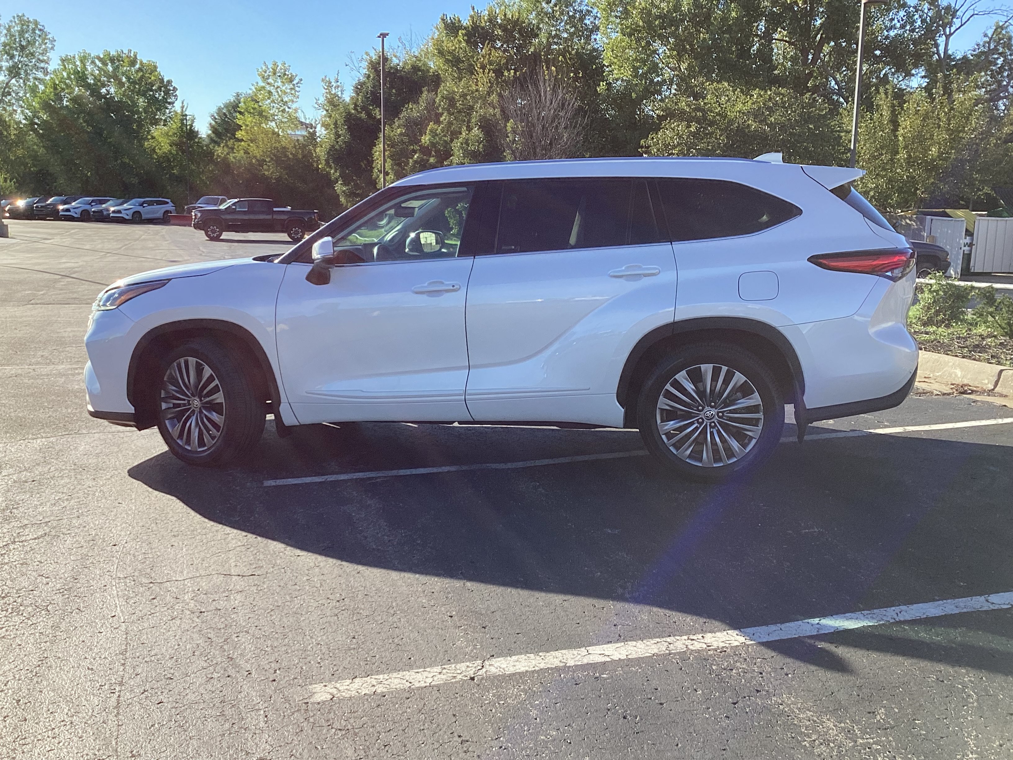Certified 2021 Toyota Highlander Platinum AWD/4WD image 3