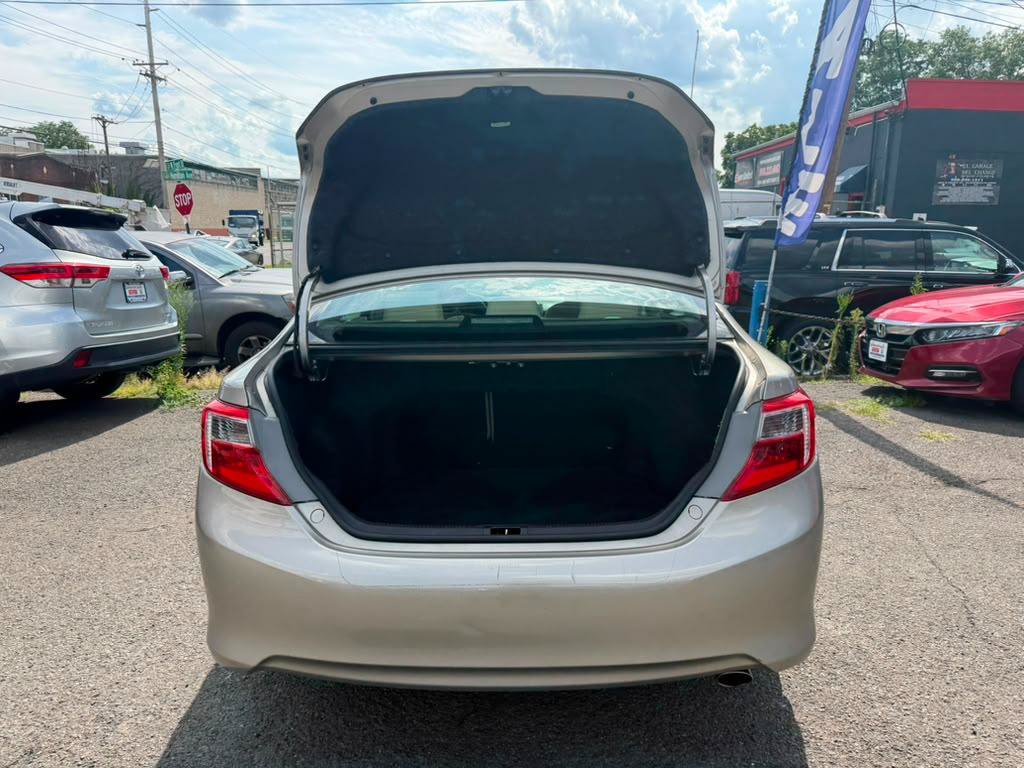 Used 2014 Toyota Camry XLE w/ Leather Package FWD image 6