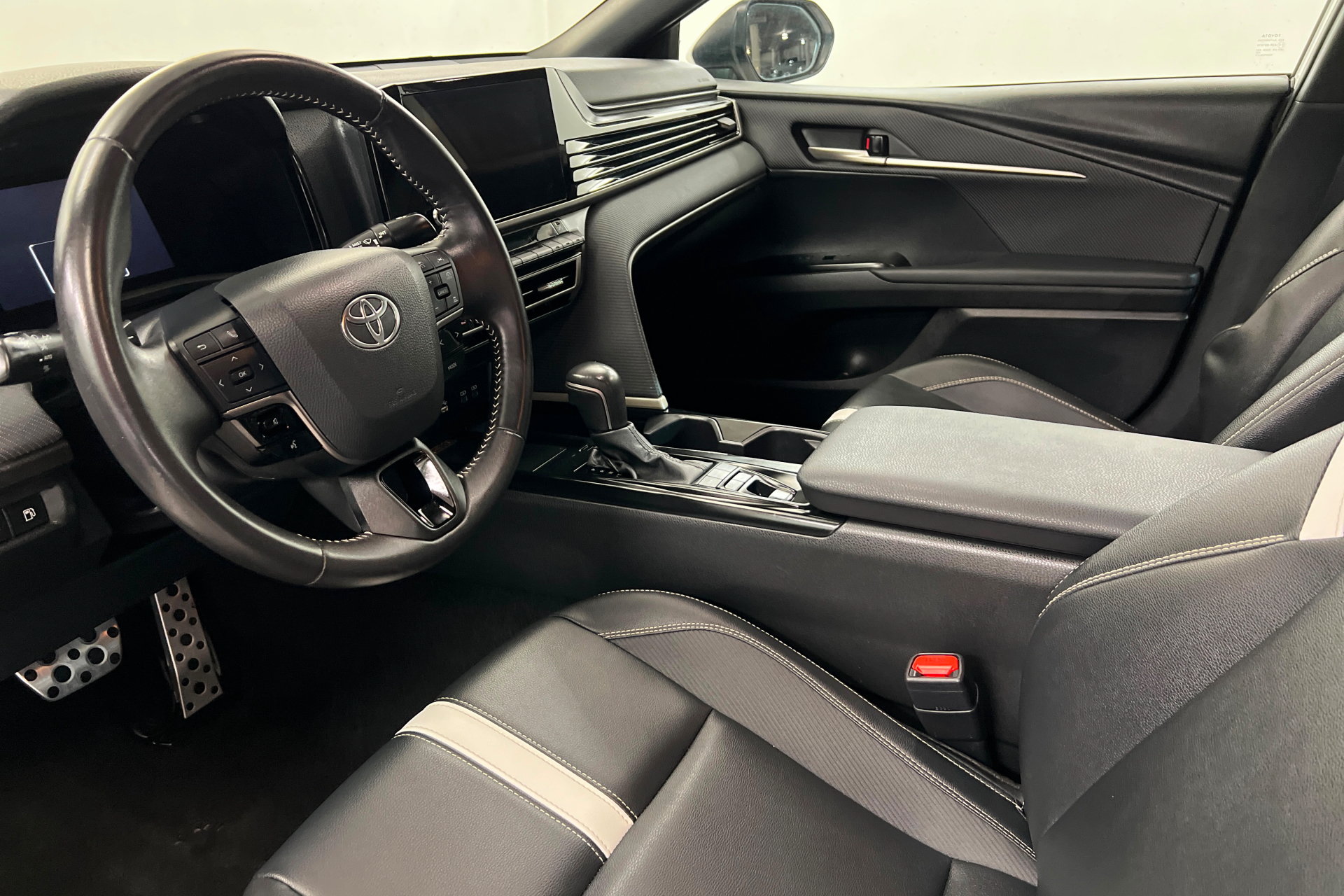 Used 2025 Toyota Camry SE FWD image 15