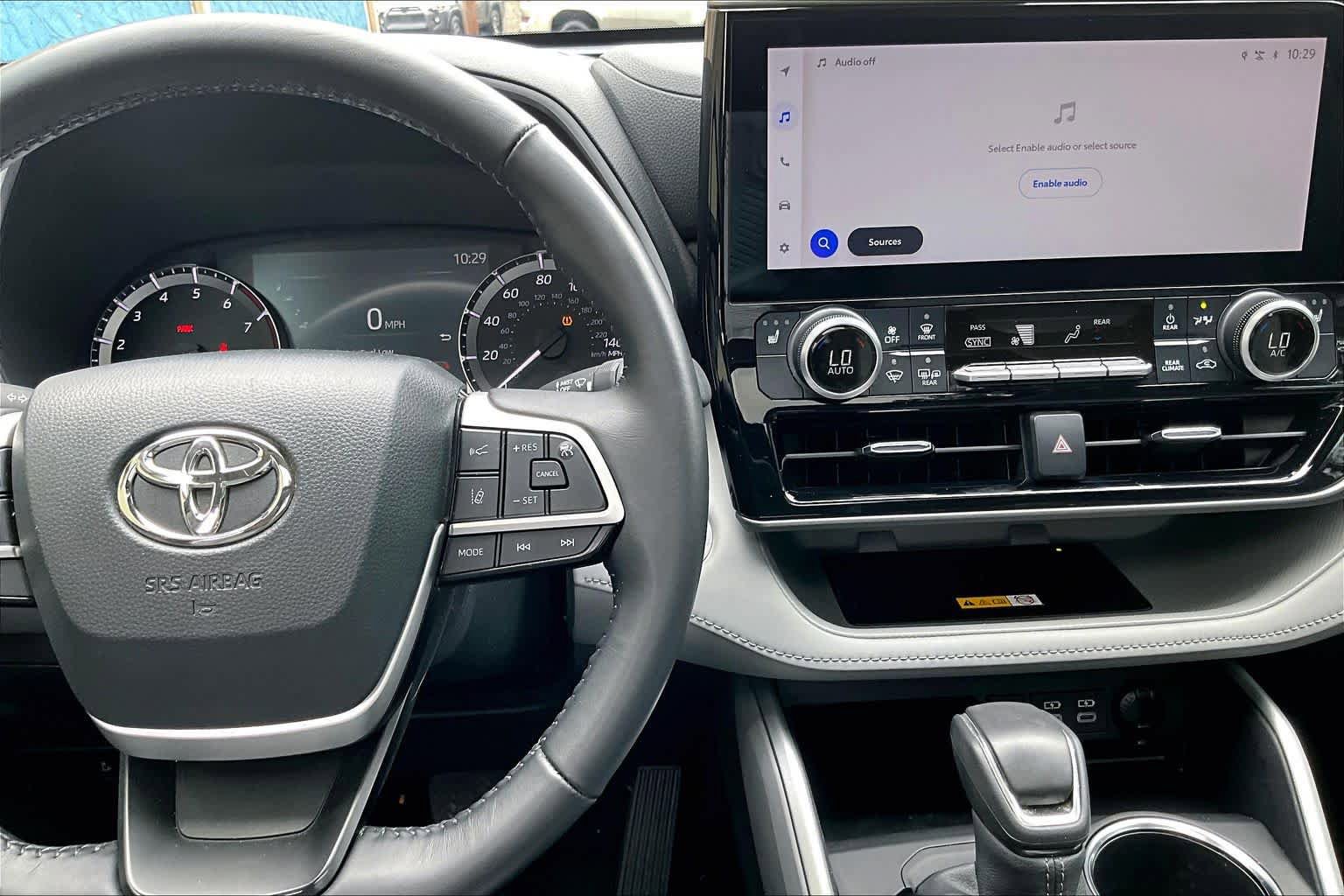 Used 2024 Toyota Highlander XLE FWD image 25