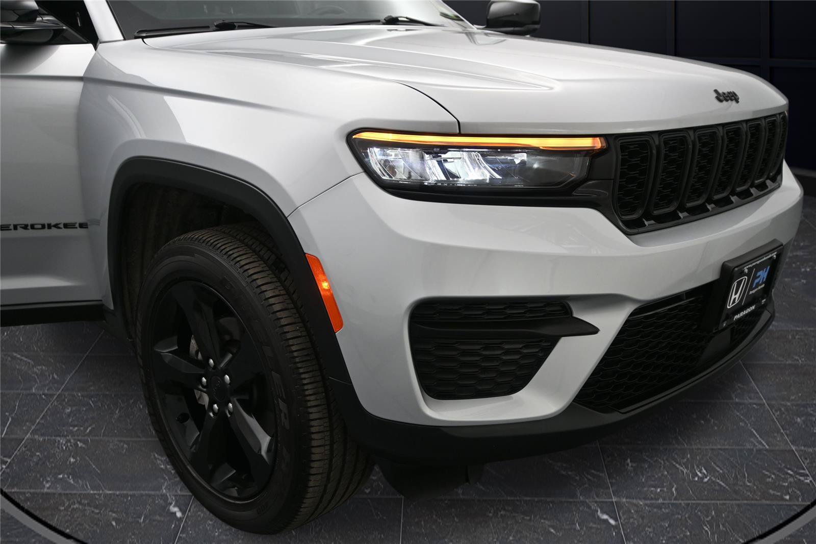 Used 2025 Jeep Grand Cherokee Altitude AWD/4WD image 15