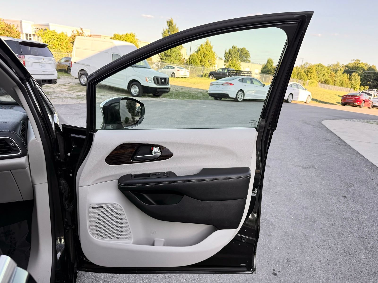 Used 2022 Chrysler Pacifica Limited FWD image 29