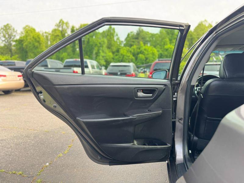 Used 2017 Toyota Camry SE FWD image 11