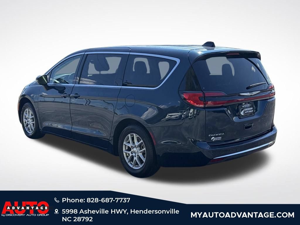 Used 2023 Chrysler Pacifica Touring-L FWD image 4