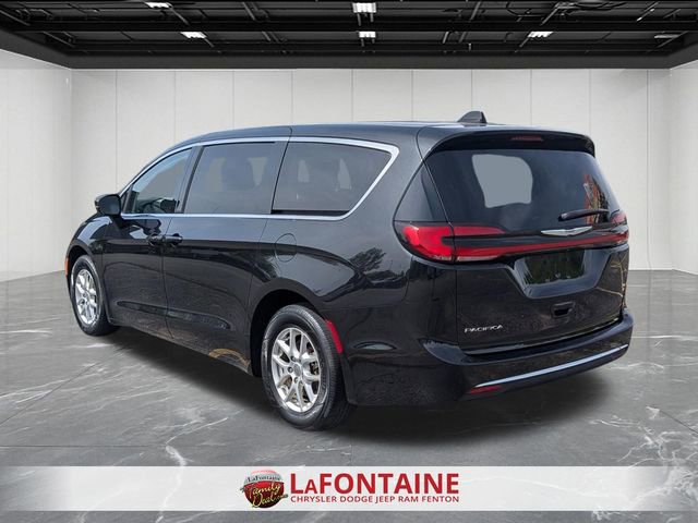 Used 2023 Chrysler Pacifica Touring-L FWD image 3