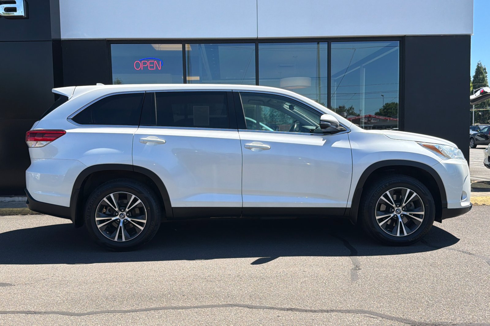 Used 2019 Toyota Highlander Plus AWD/4WD image 3