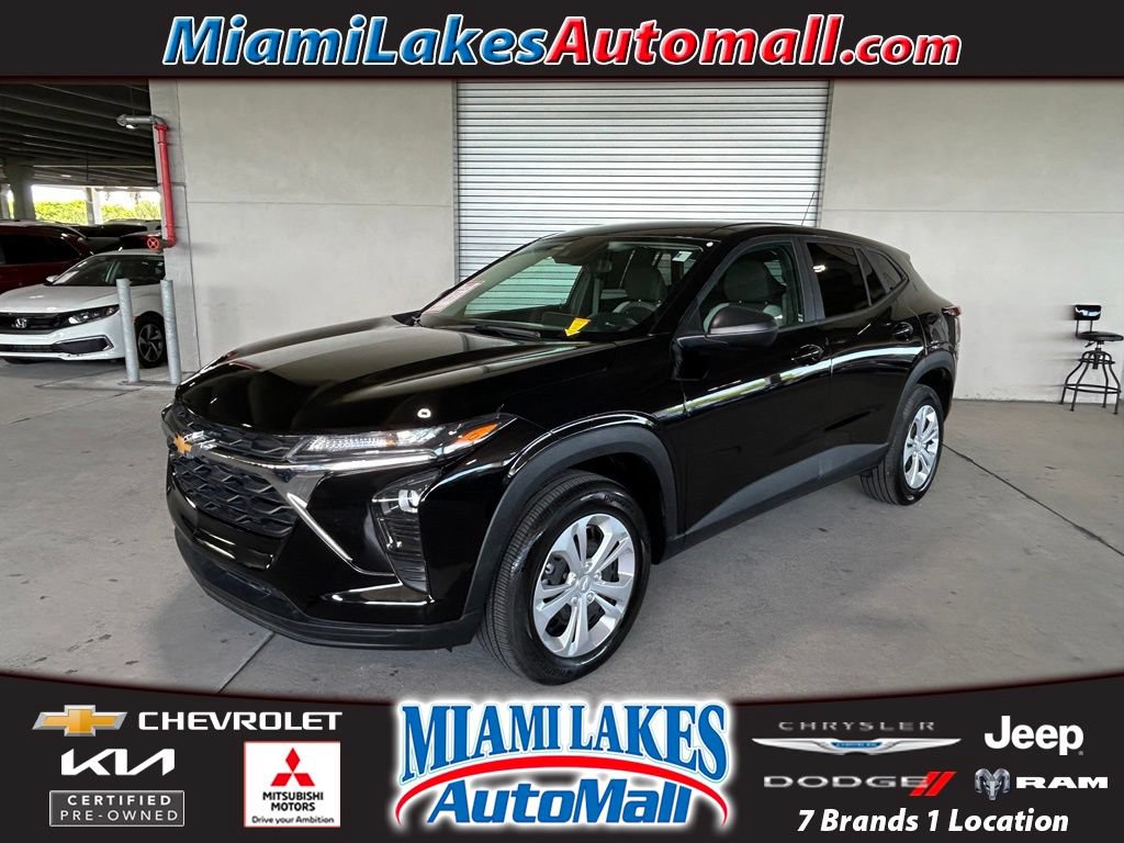 Used 2025 Chevrolet Trax LS FWD image 1