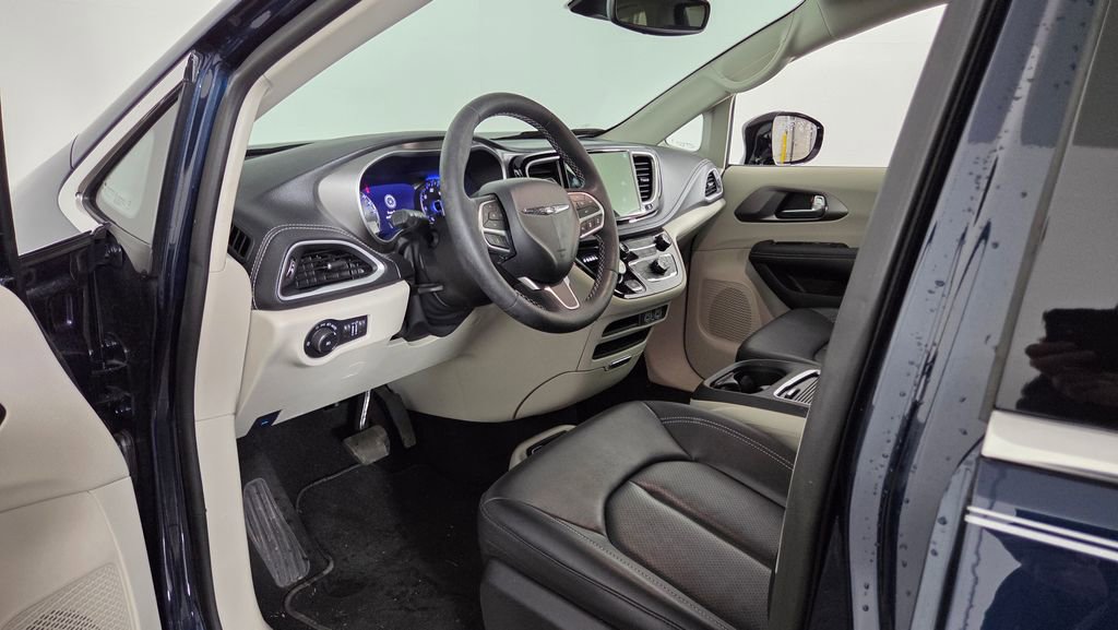 Used 2024 Chrysler Pacifica Touring-L FWD image 15