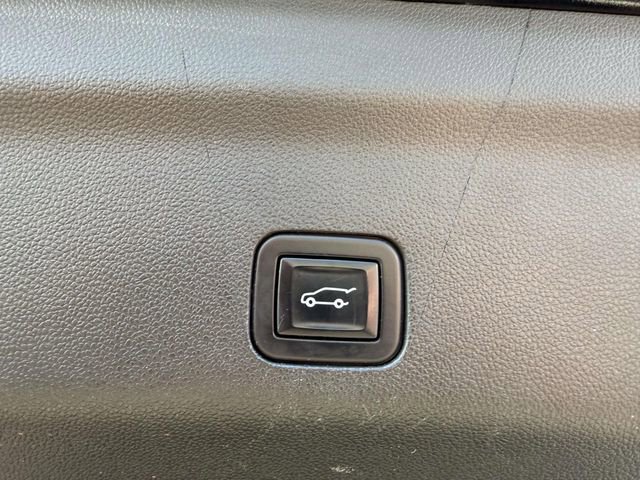 Used 2022 GMC Yukon XL AT4 image 8