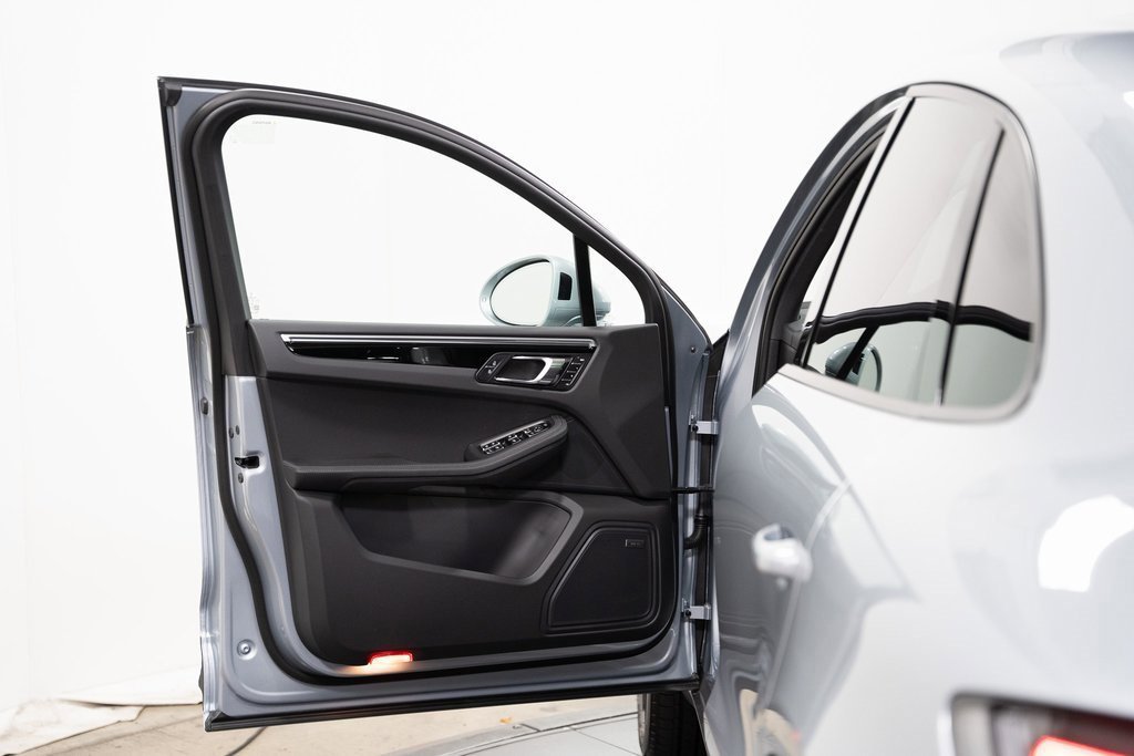 Used 2024 Porsche Macan image 18