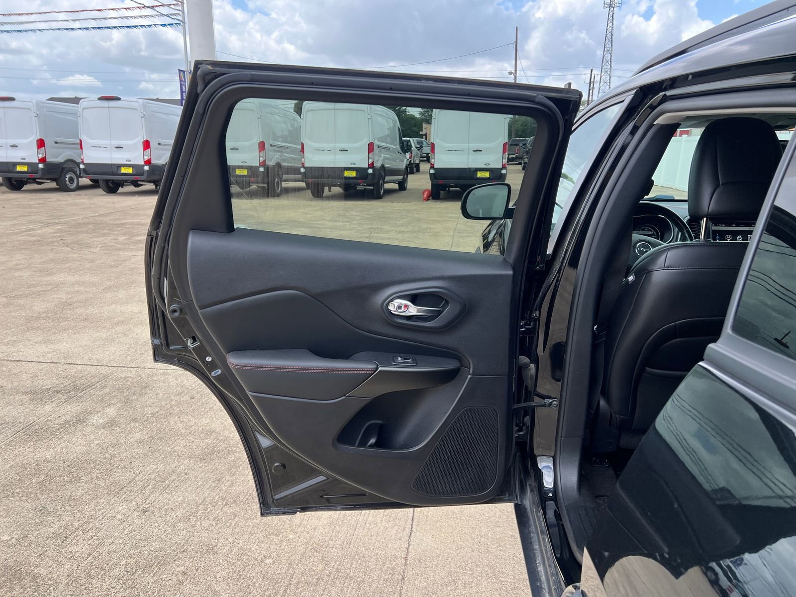 Used 2020 Jeep Cherokee Trailhawk w/ Comfort/Convenience Group AWD/4WD image 15