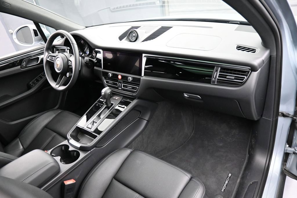 Certified 2026 Porsche Macan AWD/4WD image 30