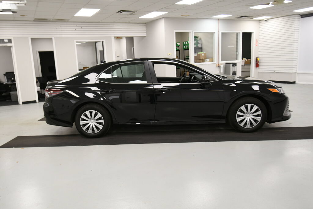 Used 2022 Toyota Camry LE FWD image 7