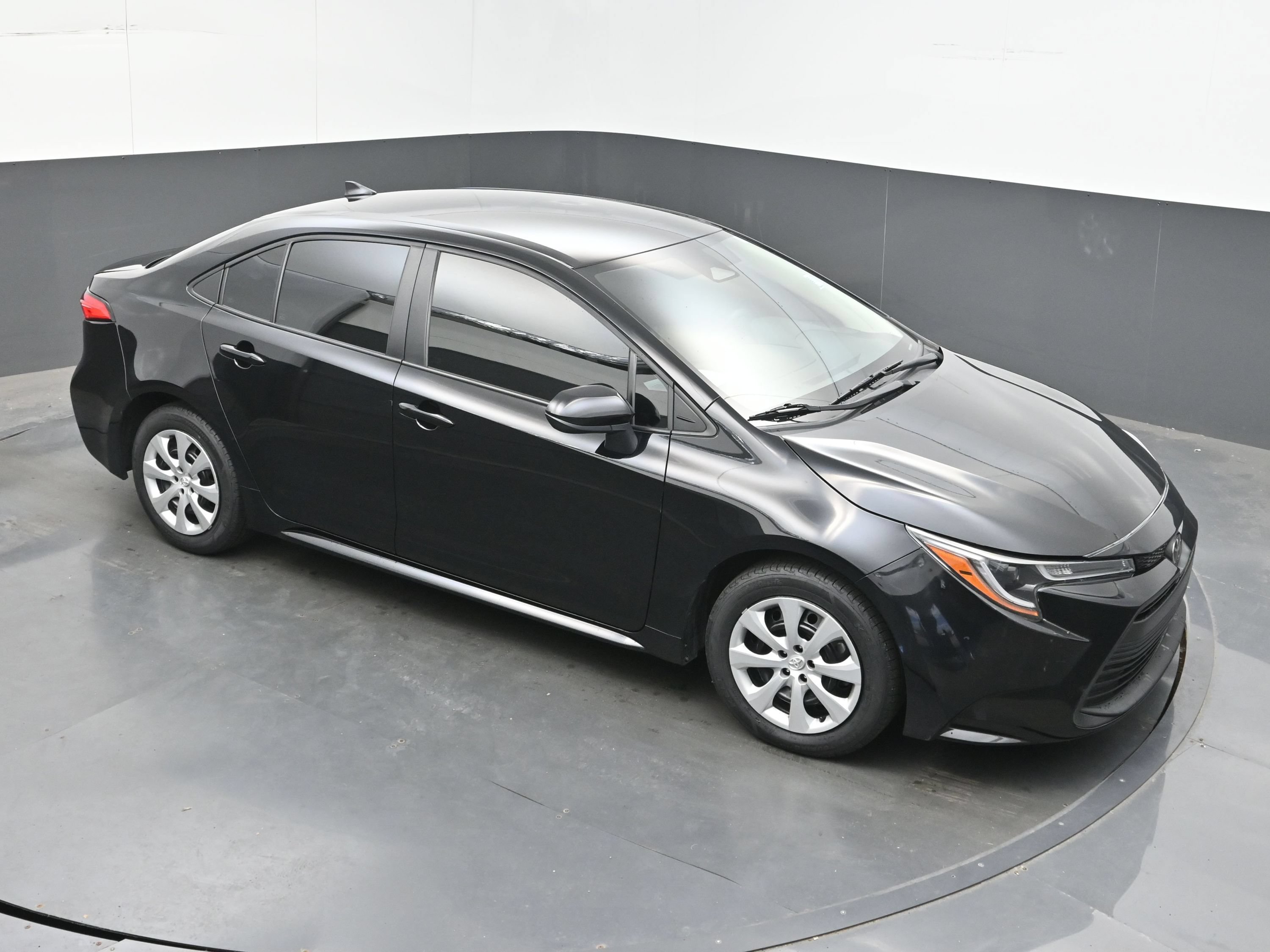 Used 2025 Toyota Corolla LE FWD image 31