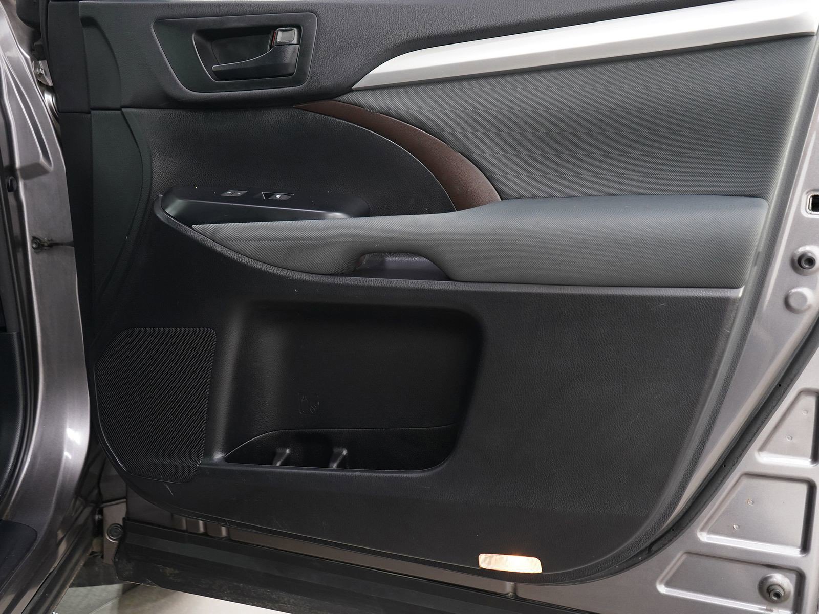 Used 2015 Toyota Highlander LE AWD/4WD image 11