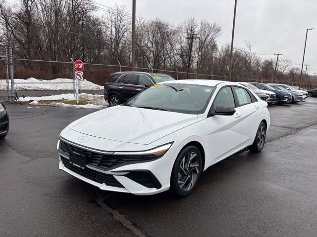 Certified 2025 Hyundai Elantra SEL image 3