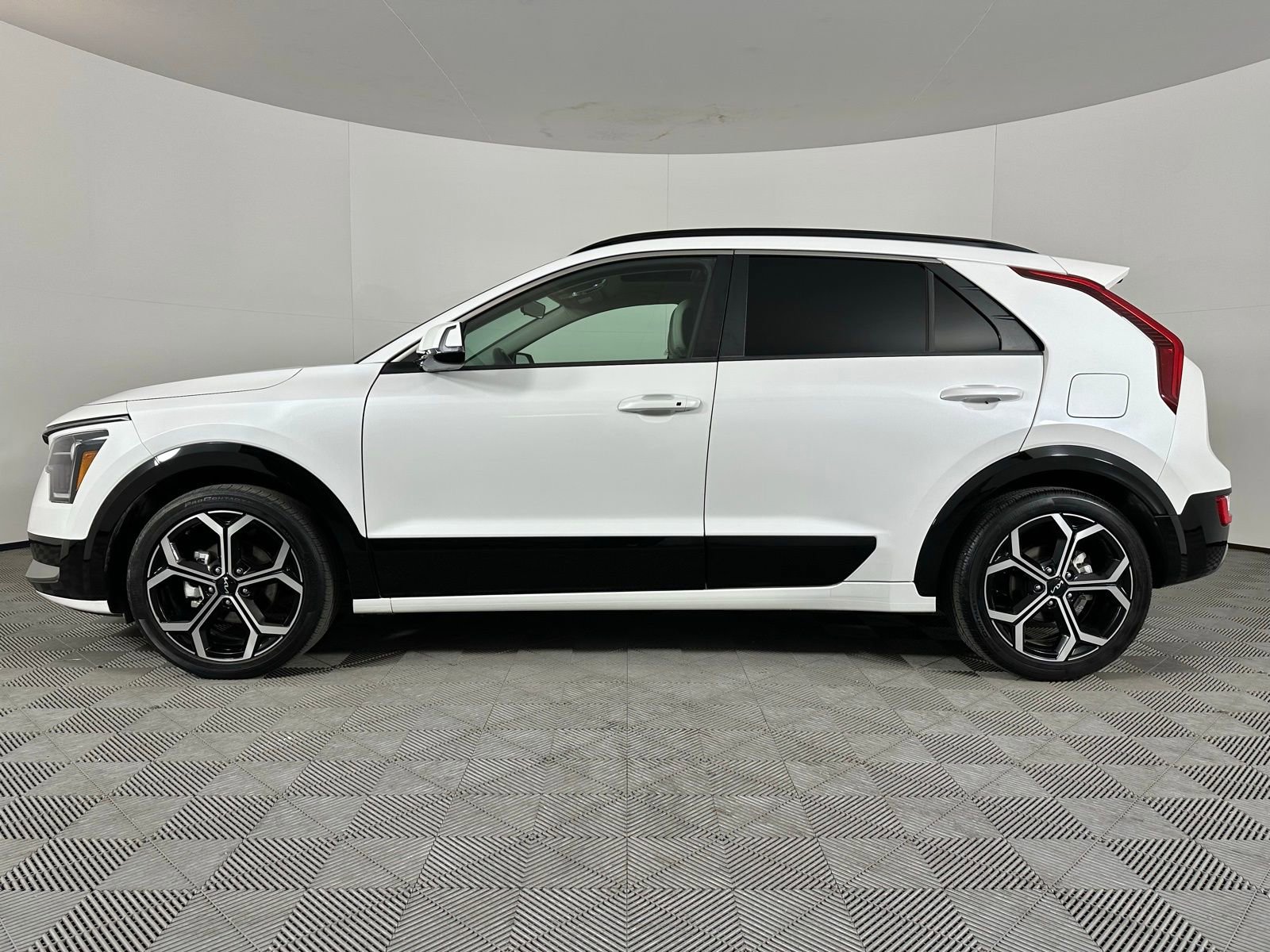 Used 2023 Kia Niro EX Touring image 18