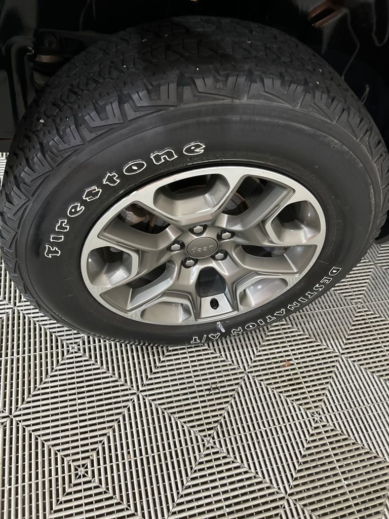 Used 2020 Jeep Cherokee Trailhawk image 18