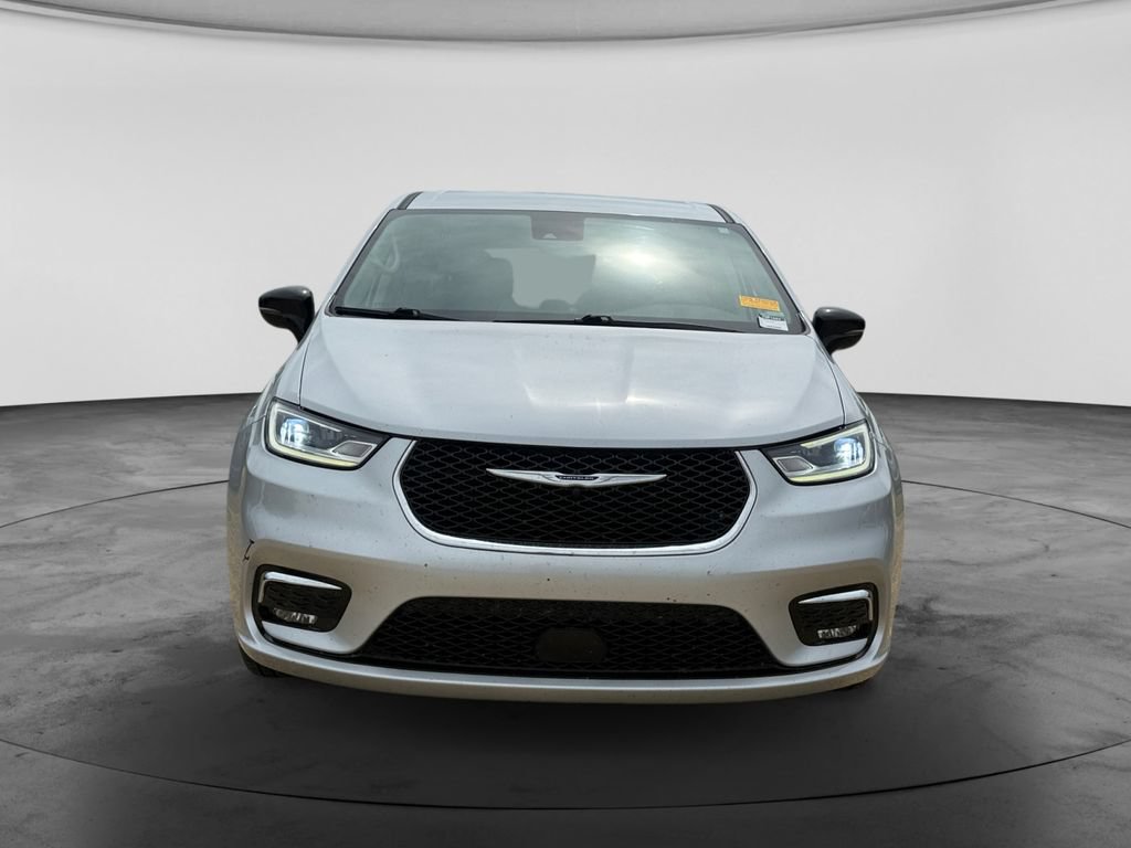 Used 2024 Chrysler Pacifica Touring-L FWD image 2