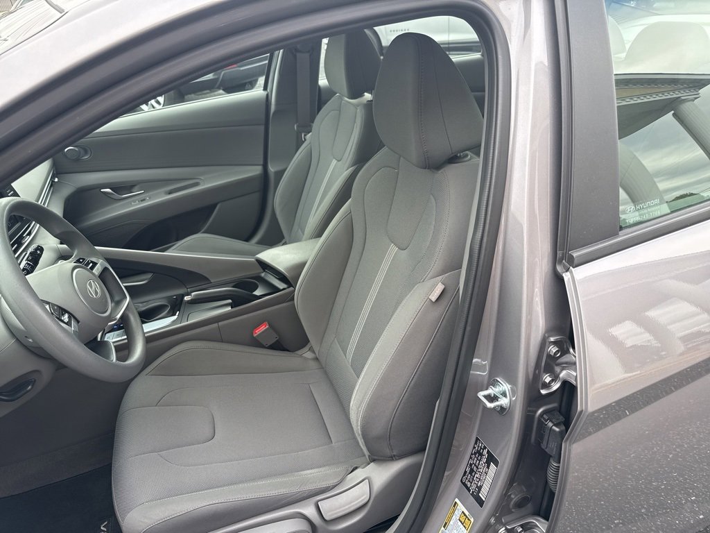 Used 2025 Hyundai Elantra SE w/ Cargo Package image 10