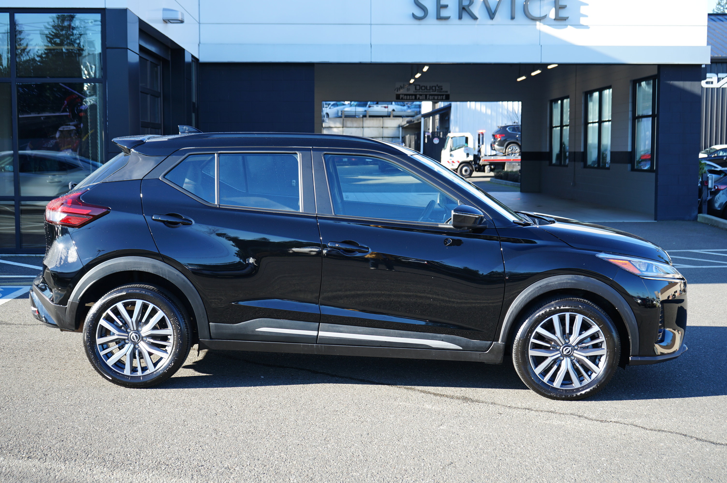 Used 2024 Nissan Kicks SR image 2