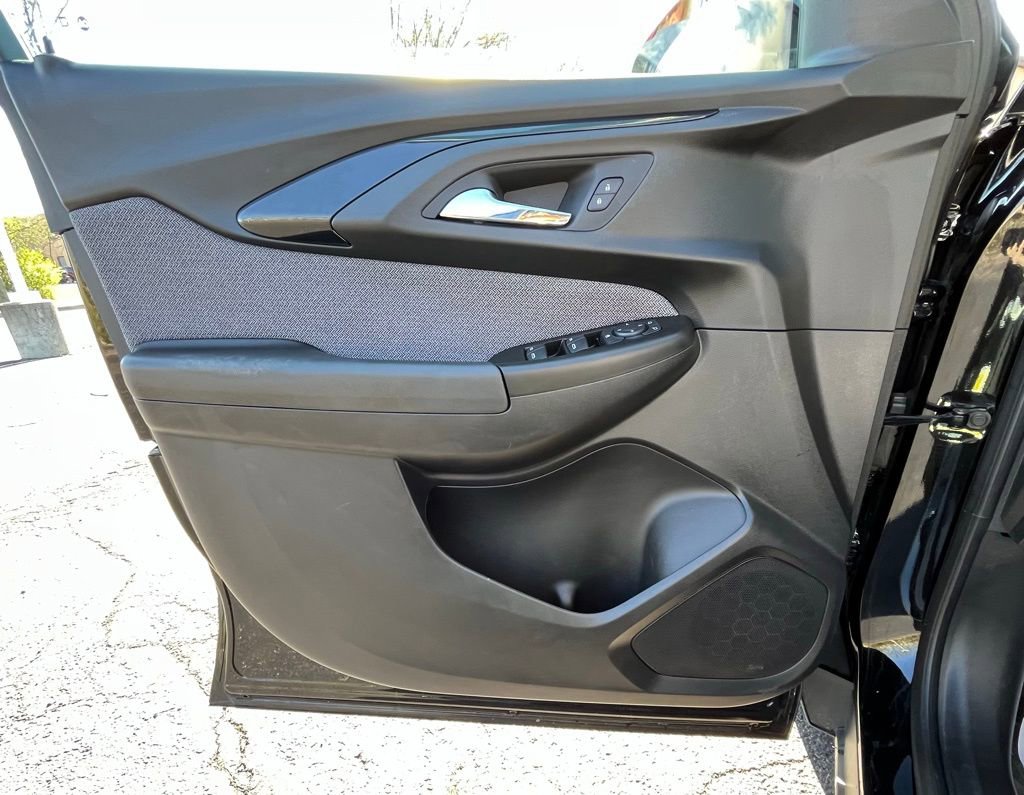 Used 2023 Chevrolet TrailBlazer LT FWD image 9