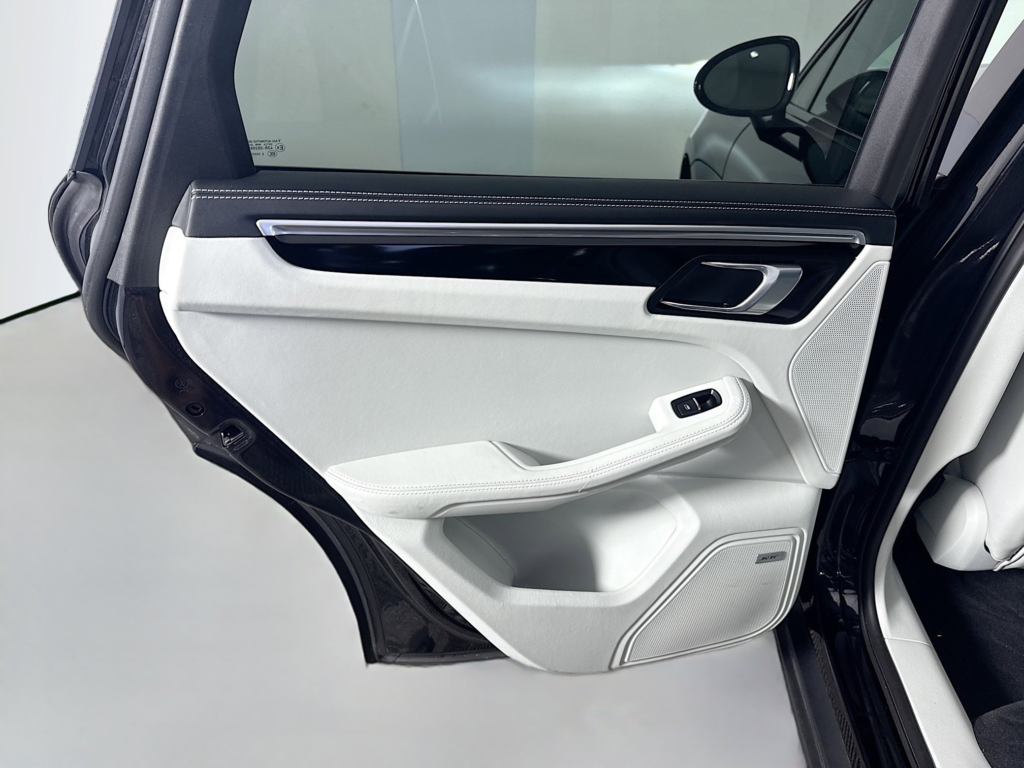 Used 2023 Porsche Macan S image 25