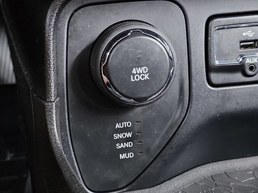 Used 2015 Jeep Renegade Latitude AWD/4WD image 20
