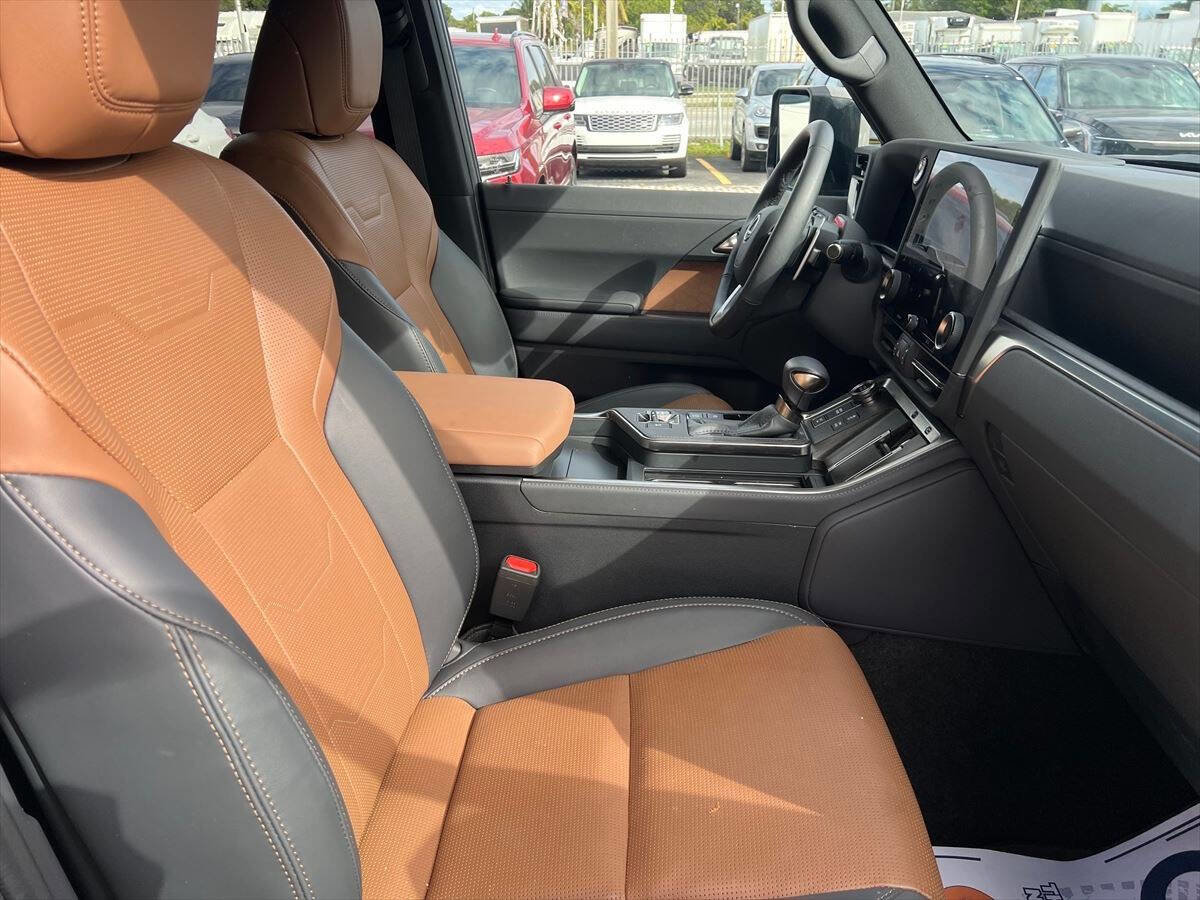 Used 2025 Lexus GX 550 Luxury+ AWD 4dr SUV image 8