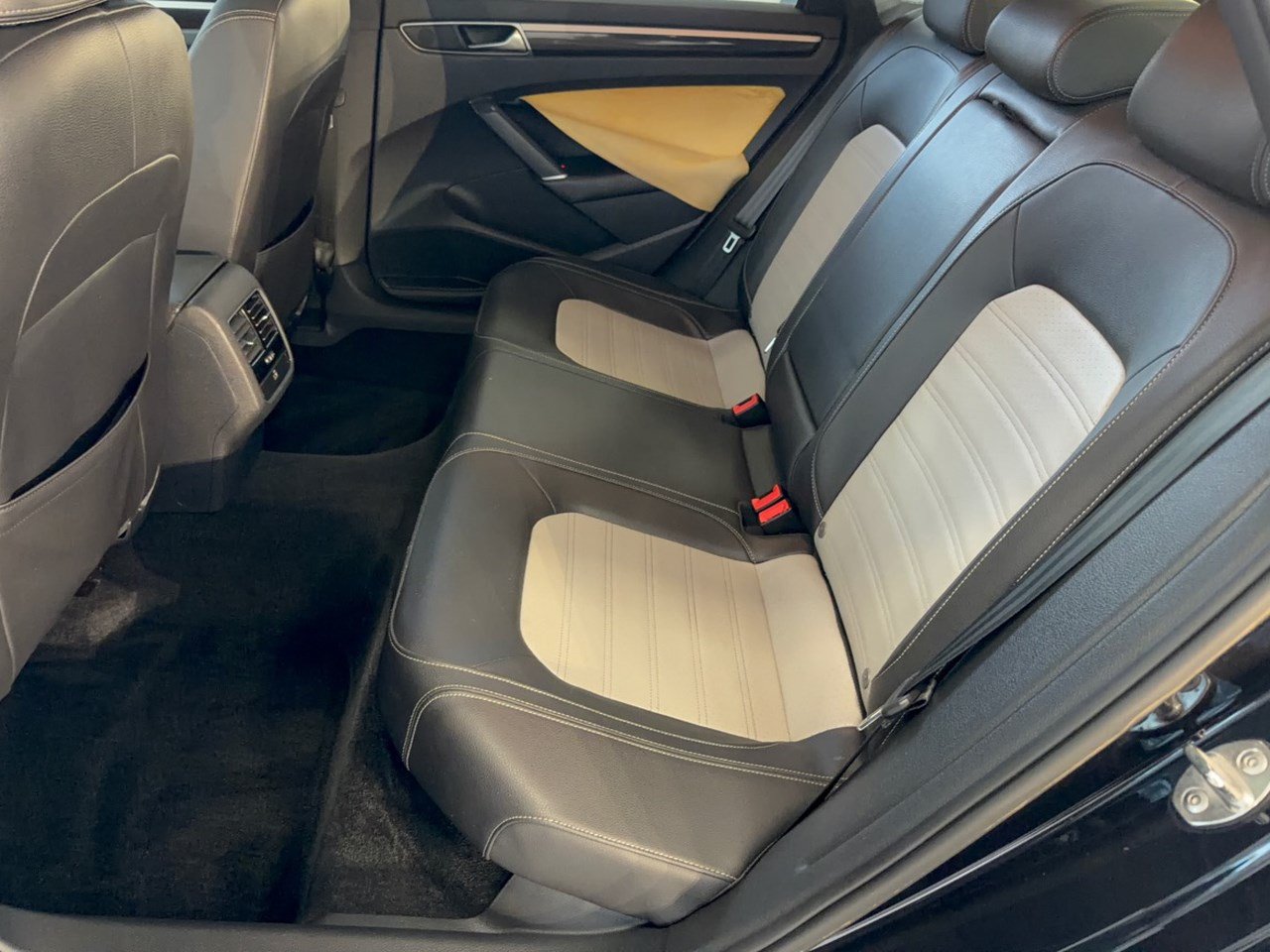 Used 2018 Volkswagen Passat 3.6 FWD image 25