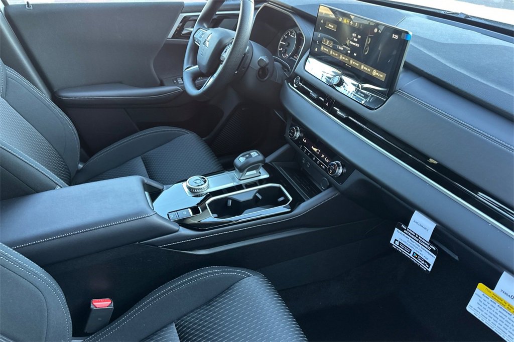 New 2025 Mitsubishi Outlander ES image 17